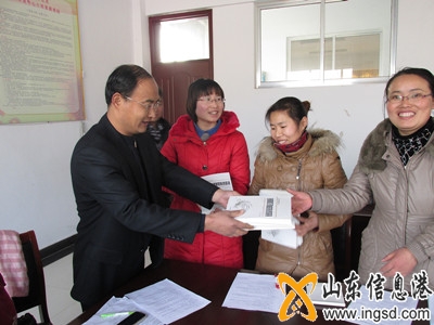 王良營校長給教研組長劉金花饋贈教育書籍.jpg