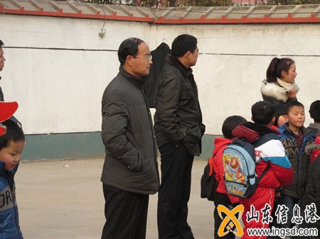 王良營校長(zhǎng)和唐愛剛副校長(zhǎng)在執(zhí)勤_副本.jpg