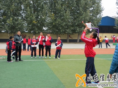 參賽隊員準(zhǔn)備開始放飛_副本.jpg