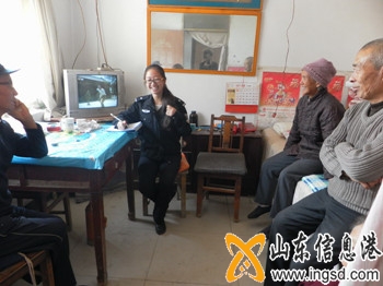 陵縣陵?yáng)|所:社區(qū)民警送證上門(mén) (1)_副本.jpg