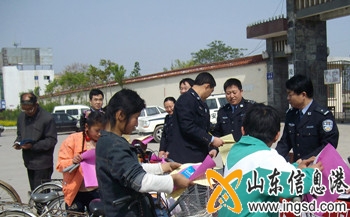 “12_4”全國法制日 民警“又當學生又普法” (2)_副本.jpg