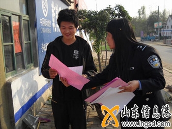 陵縣糜鎮(zhèn)所:安全行車宣傳走進社區(qū)_副本.jpg