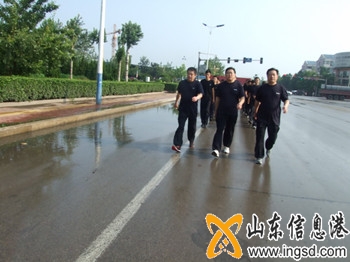 全民健身日 民警也來“湊湊熱鬧” (1)_副本.jpg
