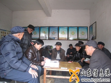 工作人員在為離退休退休老年人審證認(rèn)證1_副本.jpg