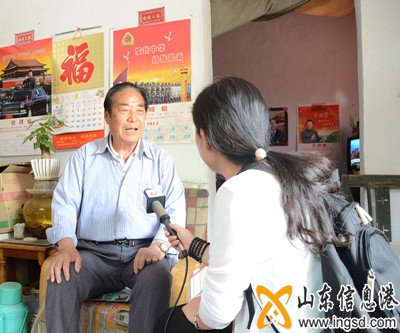 老人接受記者采訪_副本.jpg
